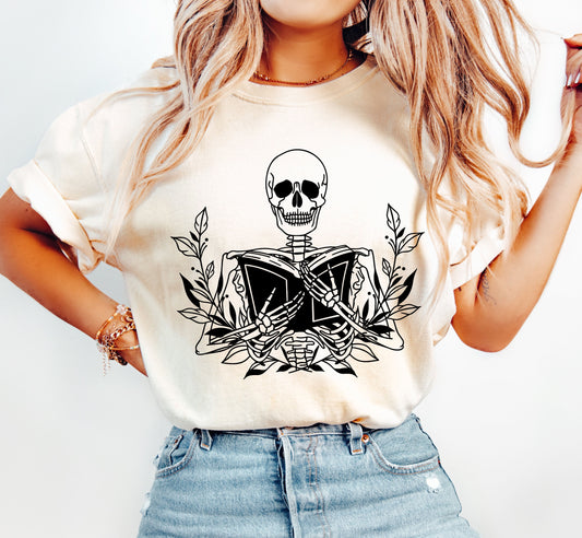 Reading Skeleton, Book Lover, Retro, Aesthetic, Vintage, Comfort Colors Tshirt