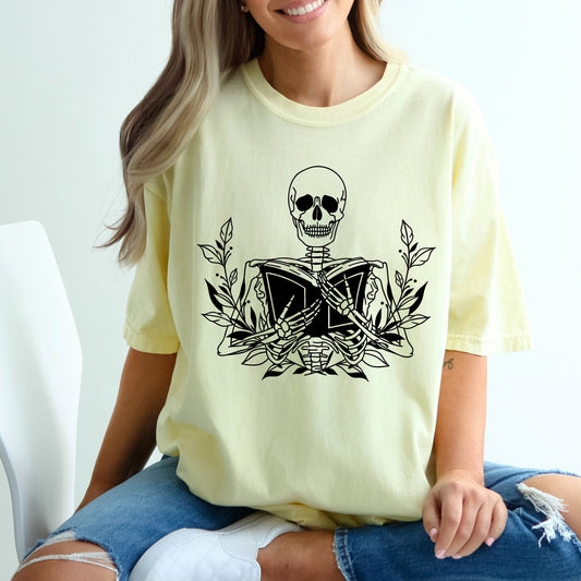 Reading Skeleton, Book Lover, Retro, Aesthetic, Vintage, Comfort Colors Tshirt