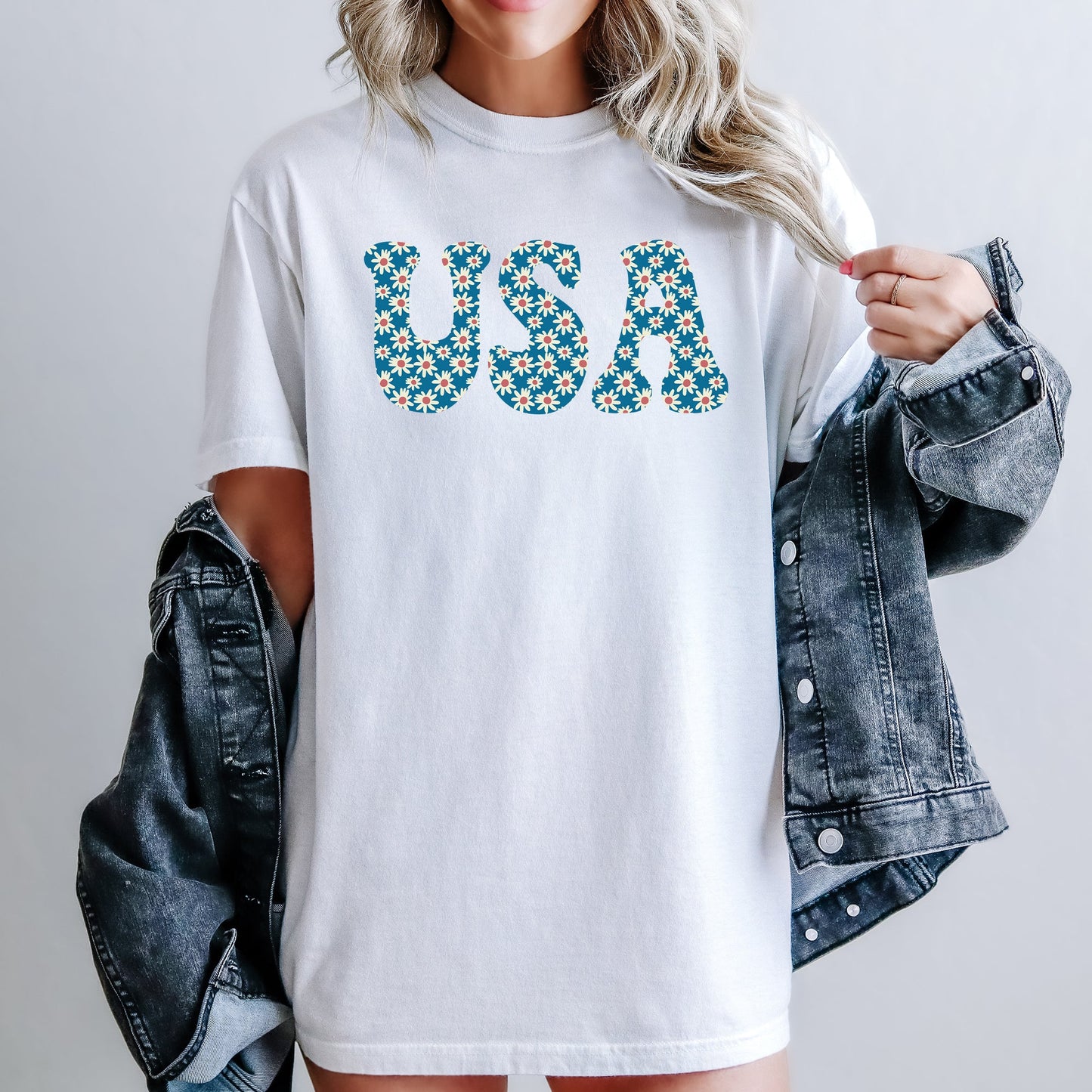 USA Retro Daisies, Patriotic, America, 4th of July Tshirt Comfort Colors T-Shirt